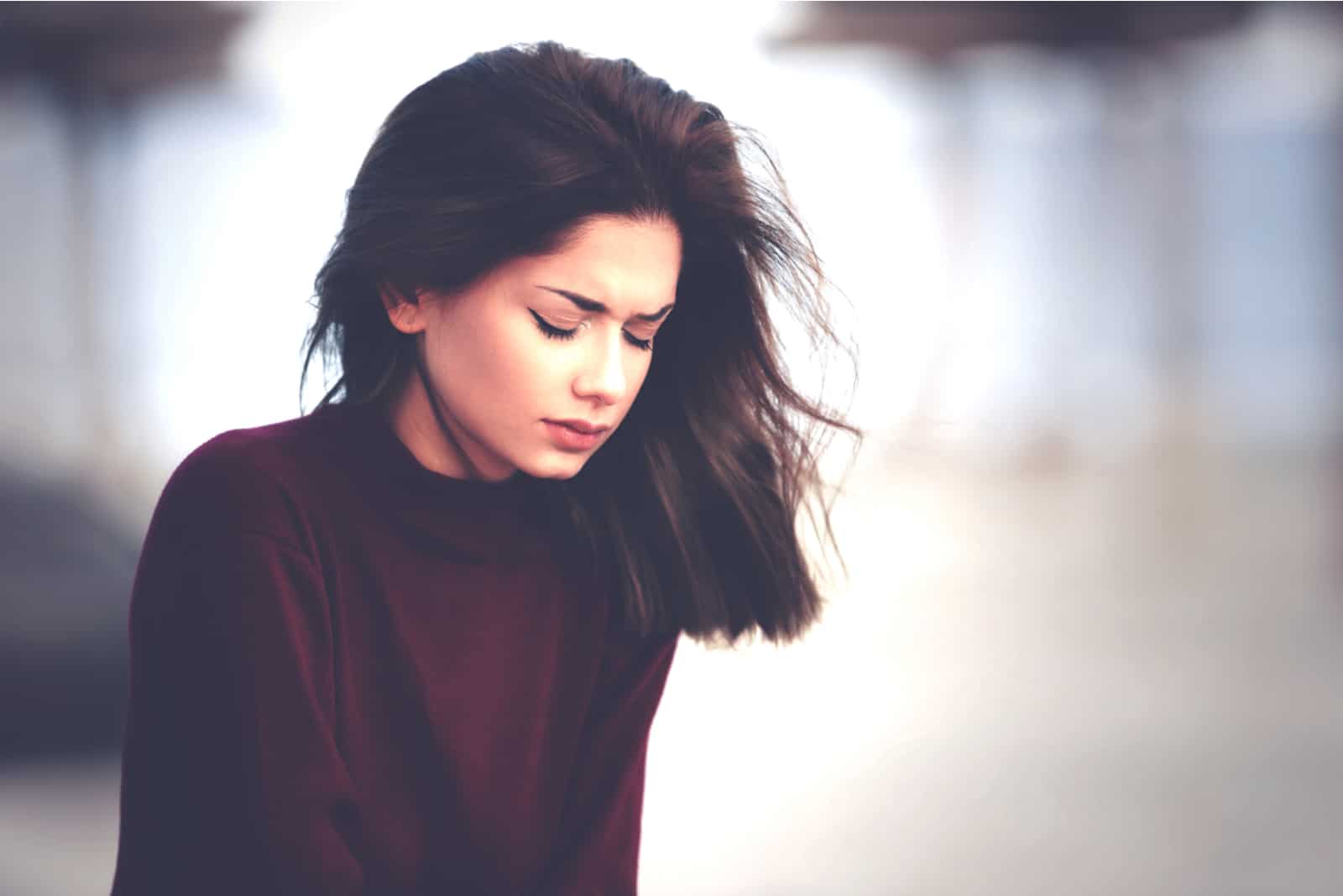 une femme aux longs cheveux bruns déçue