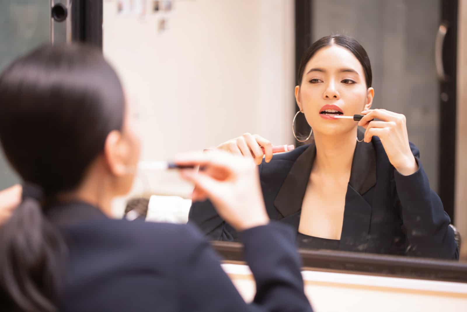Fille belle et élégante asiatique