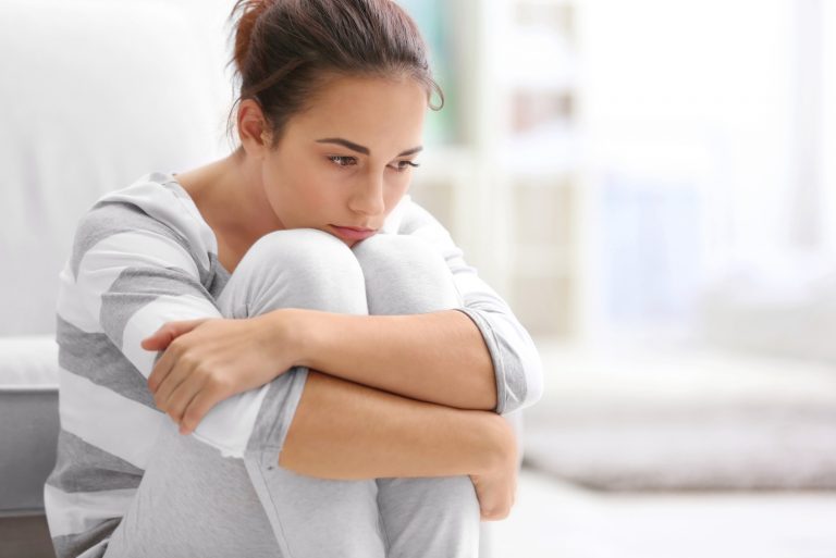 une femme triste est assise