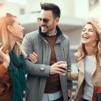 un homme avec deux ensembles de femmes