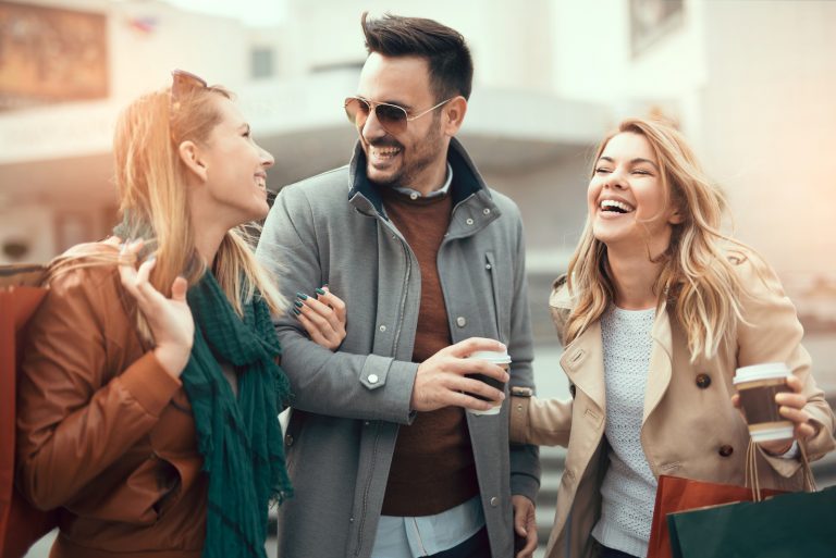 un homme avec deux ensembles de femmes