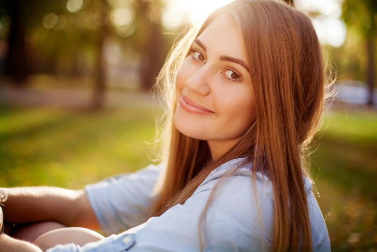 une femme aux longs cheveux bruns
