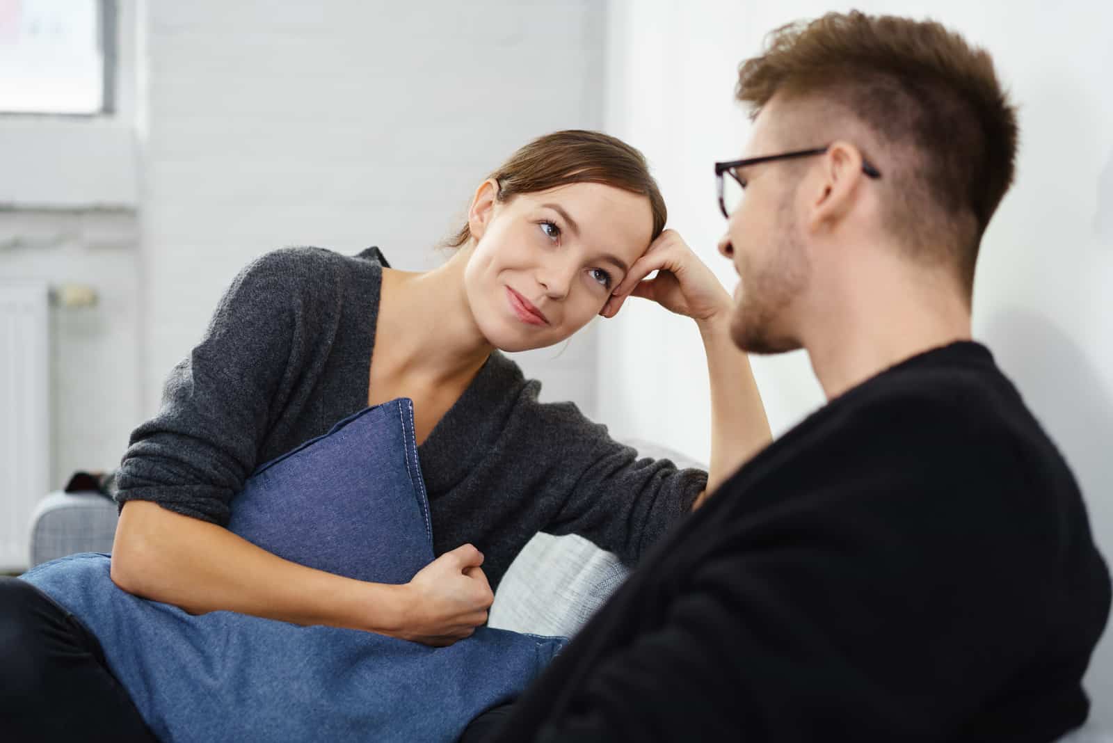 un homme et une femme se regardent