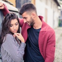 un couple amoureux dans la rue flirtant