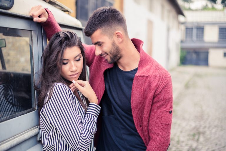 un couple amoureux dans la rue flirtant