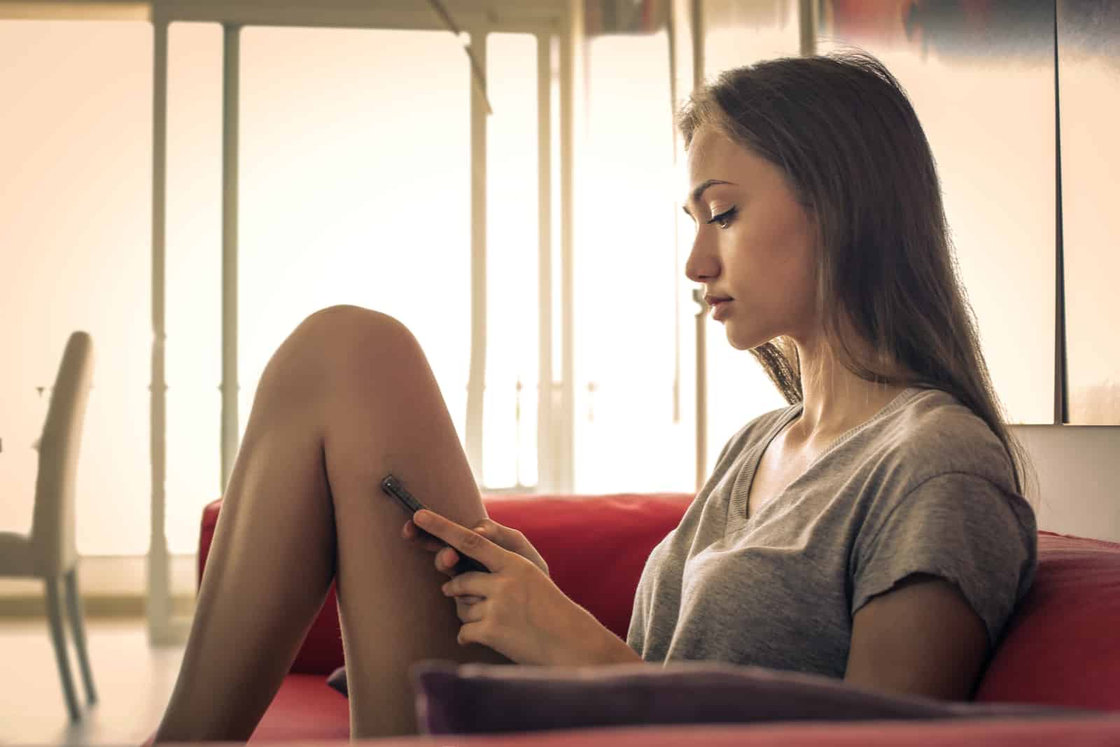 femme assise et bouton sur le téléphone