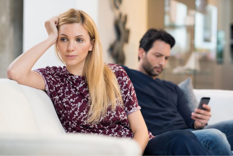 l'homme ignore la femme en tapant au téléphone