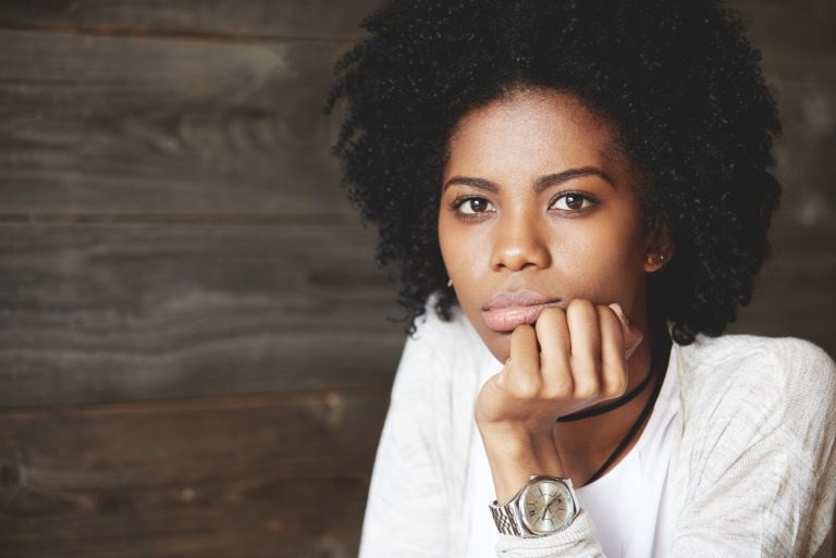 une femme aux cheveux crépus