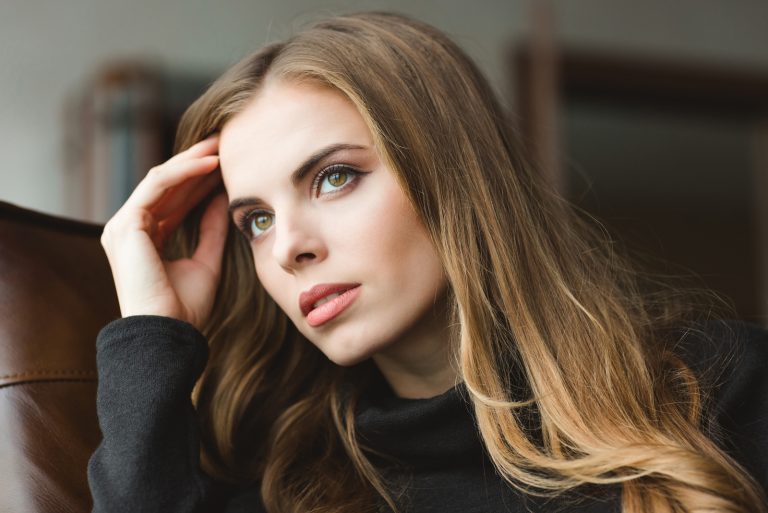 la femme s'assoit et regarde au loin