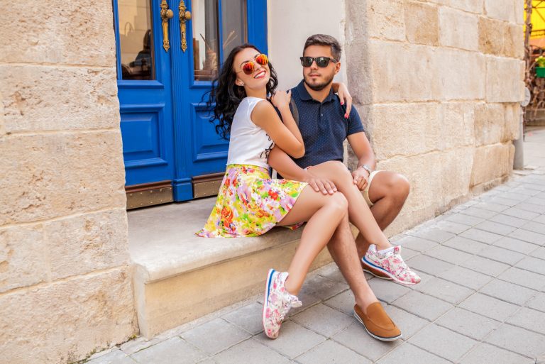 un homme et une femme s'embrassent