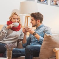 un homme et une femme sont assis en train de boire du café