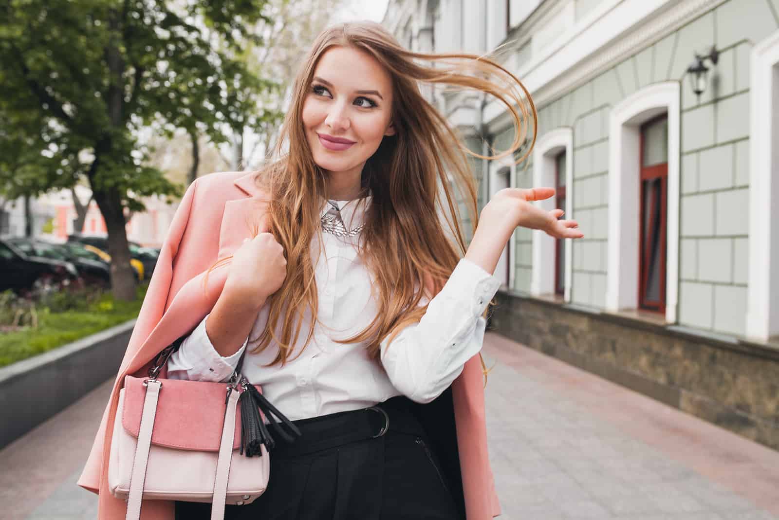 22 Signes Qui Révèlent Qu’une Femme Timide Est Amoureuse