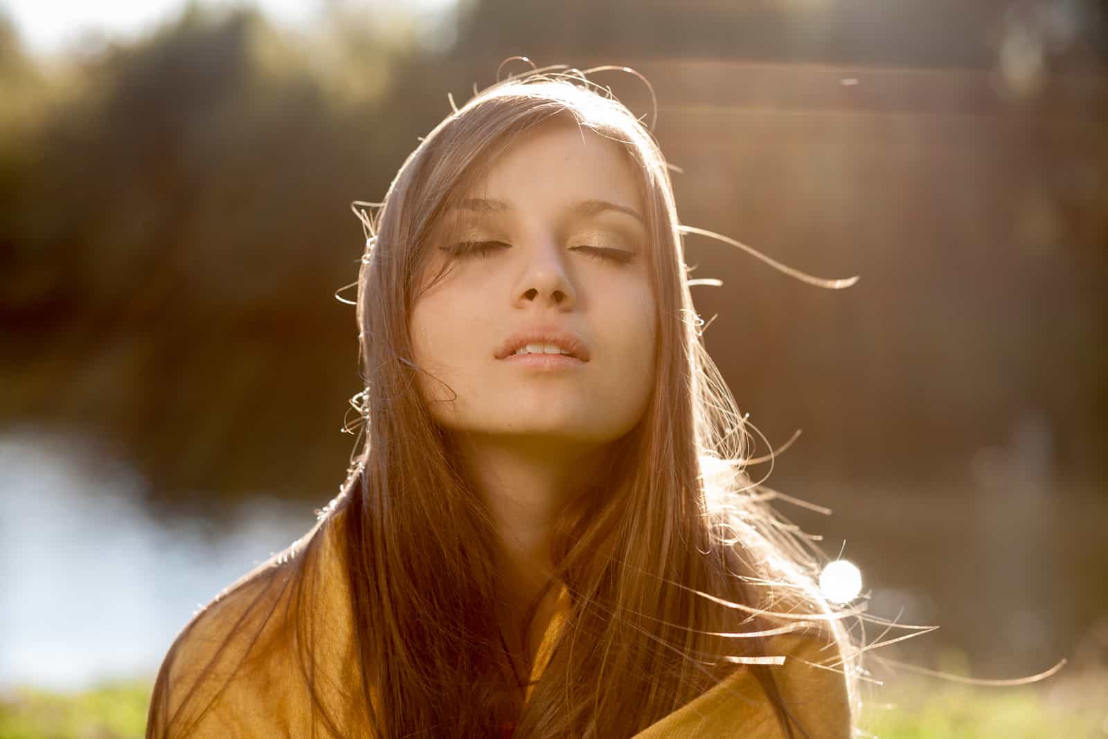 belle jeune femme zen aux yeux fermés