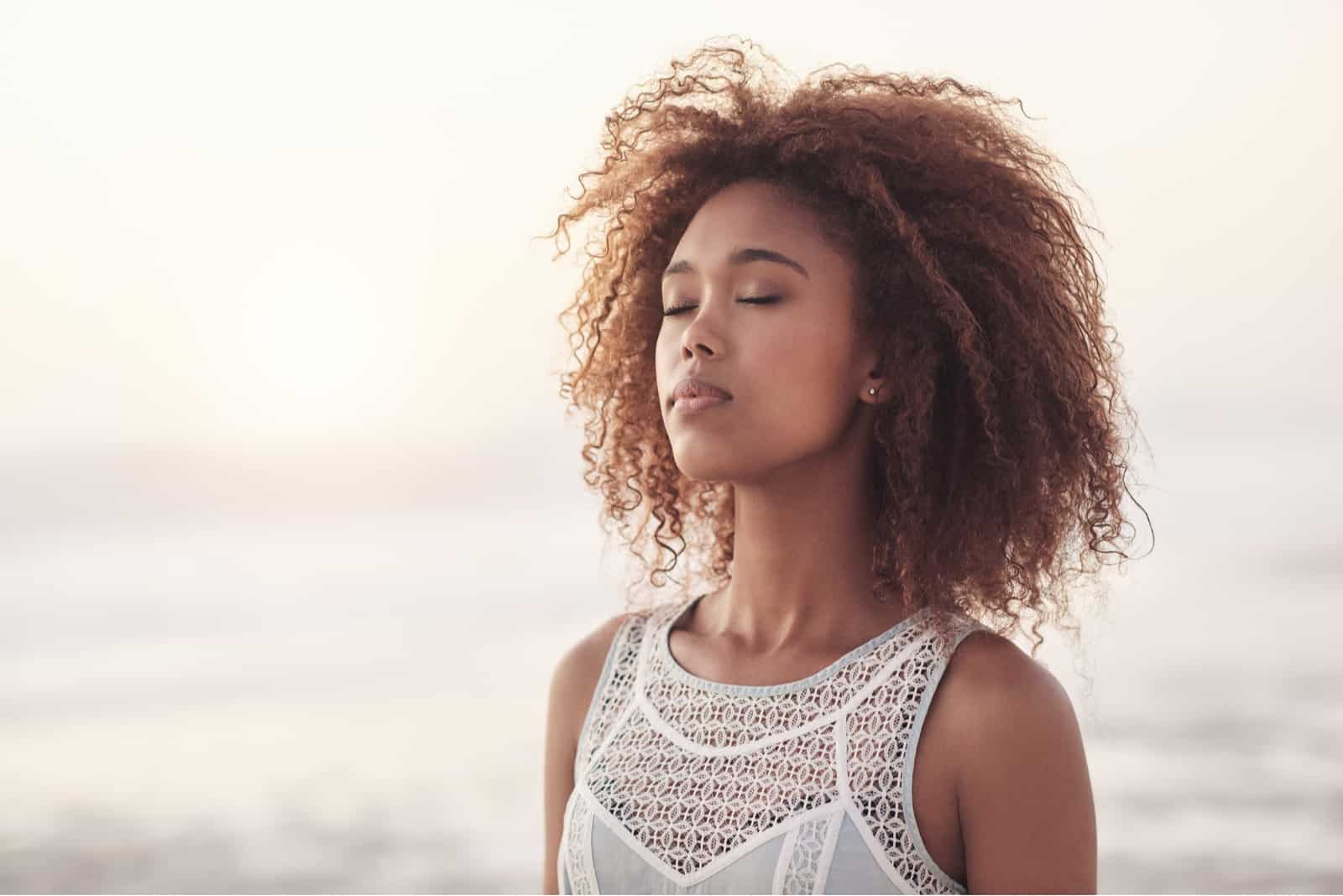 femme détendue à la plage
