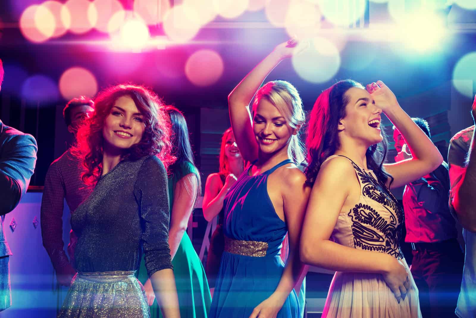 femmes dansant dans une discothèque
