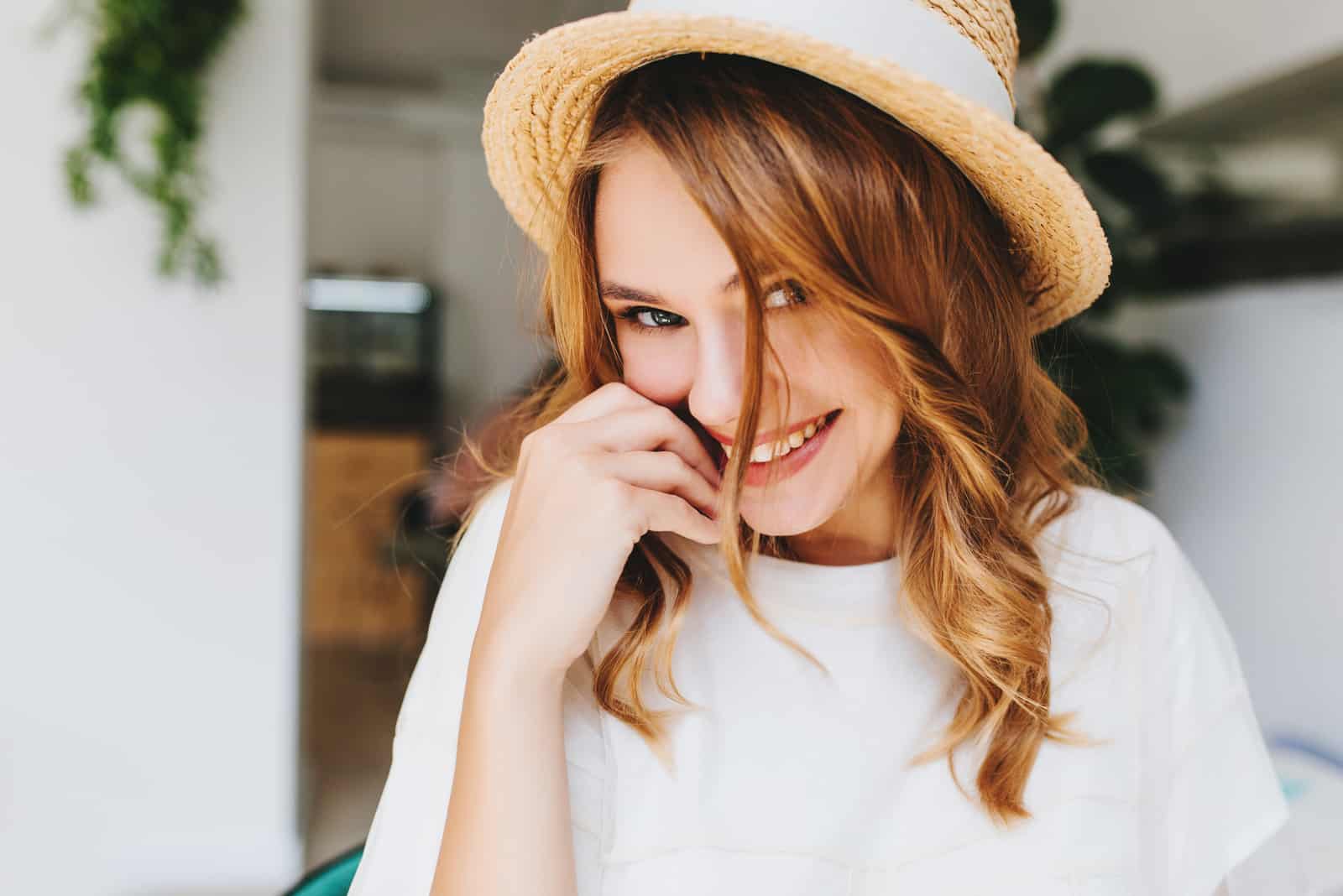 heureux, jeune femme, sourire, et, espiègle, regarder appareil-photo