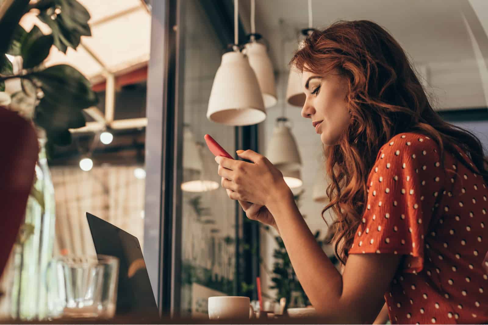 jeune femme à laide de smartphone