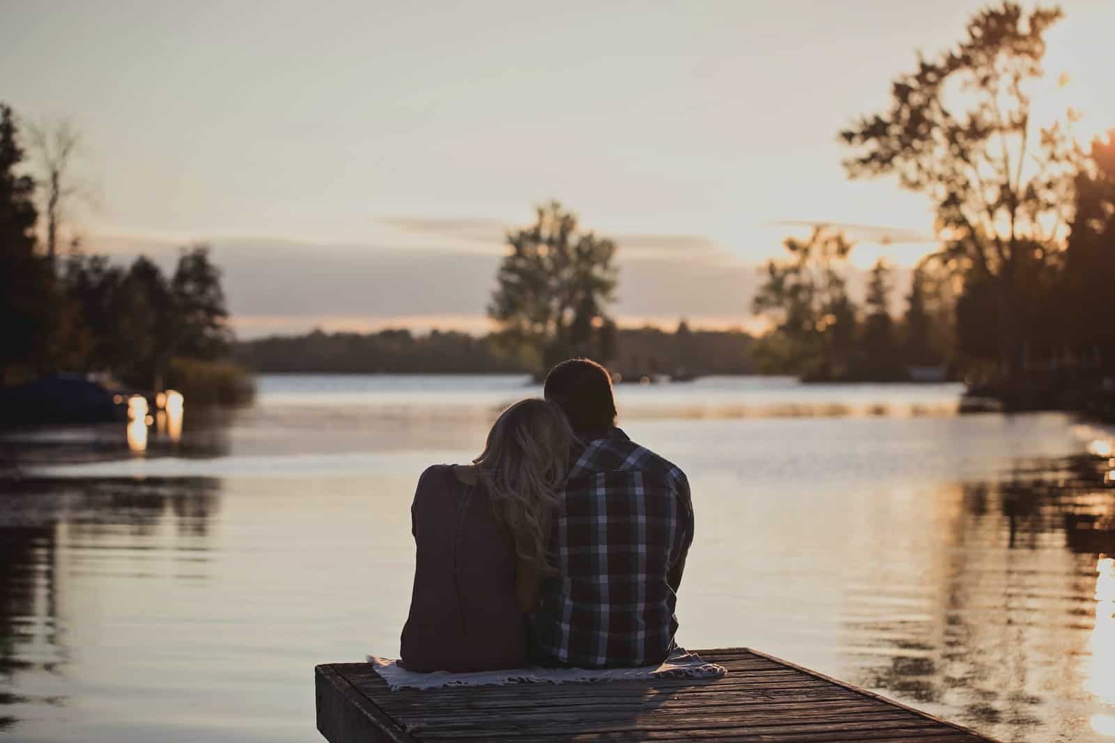 un couple profitant de la vue sur le lac