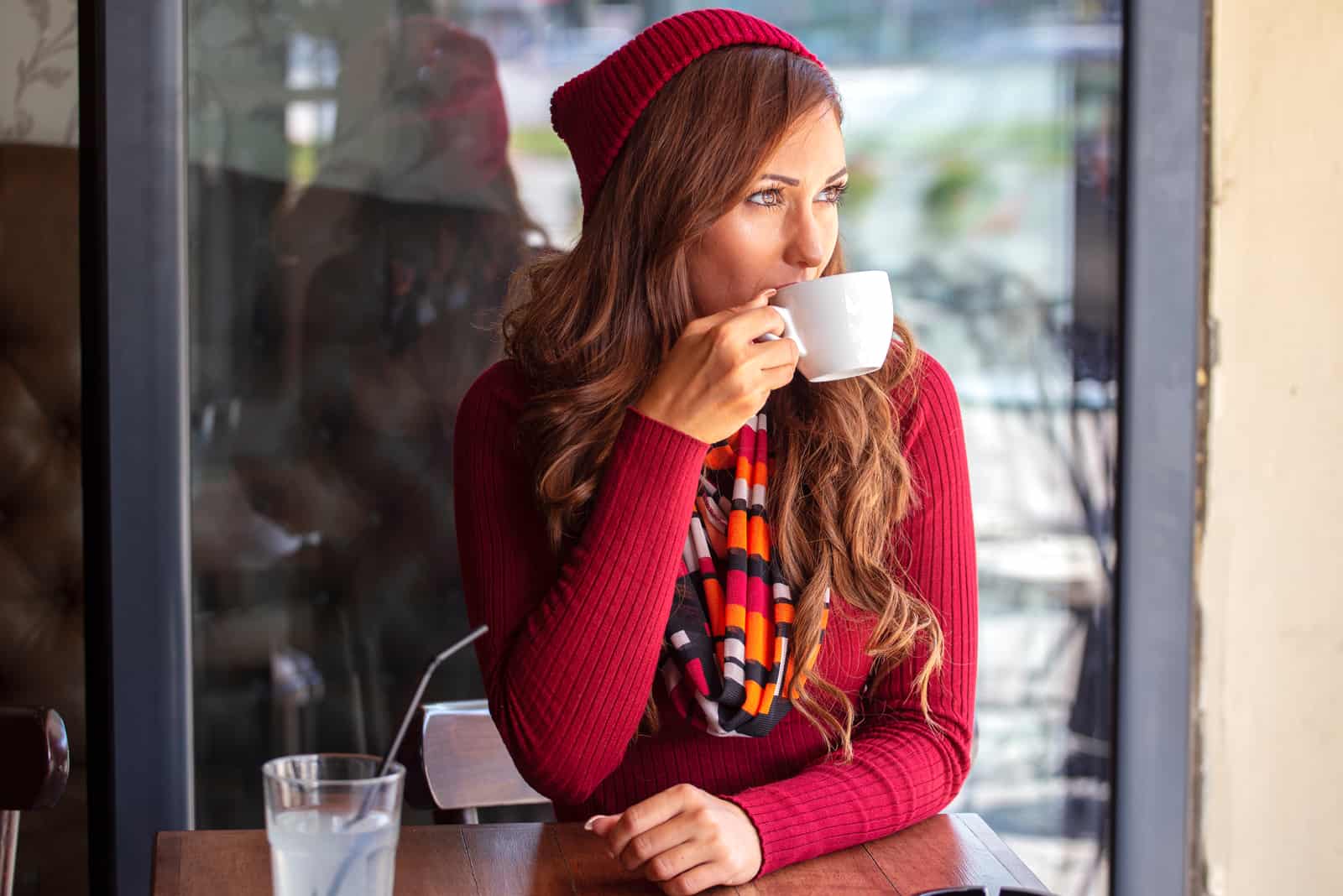 une femme assise buvant du café