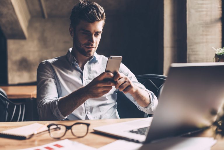 l'homme s'assoit et touche le téléphone