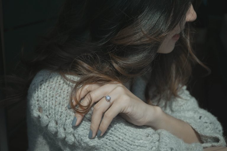une fille avec une bague de fiançailles
