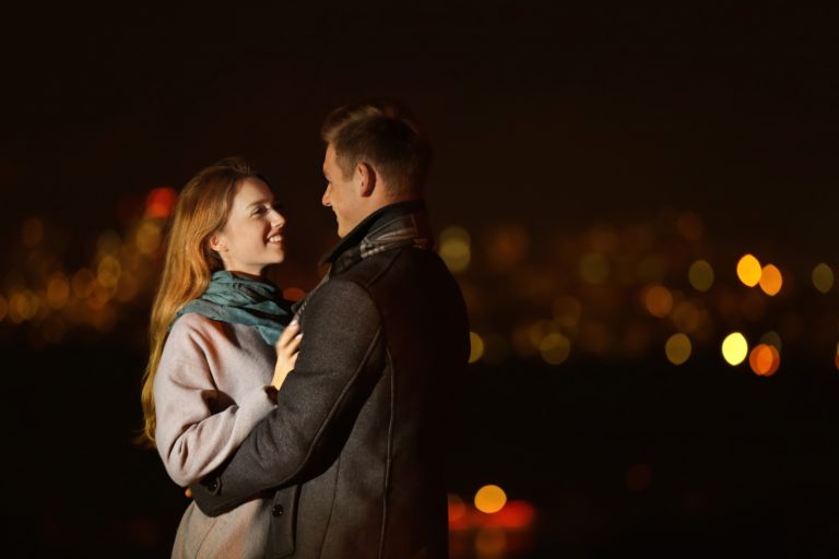 couple à un rendez-vous romantique