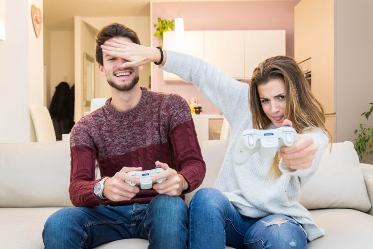 un homme et une femme jouent à un jeu