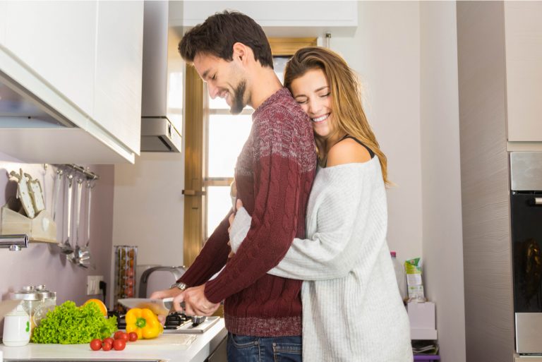 la femme a serré l'homme dans ses bras
