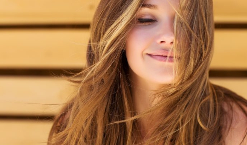 une femme aux longs cheveux bruns