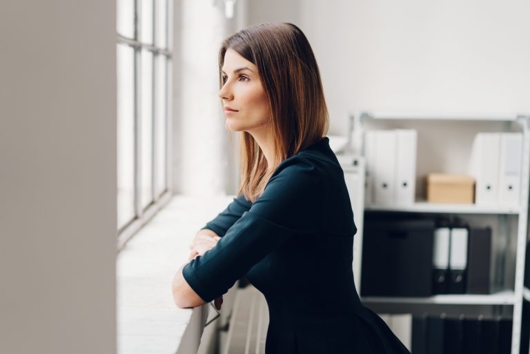 femme regardant par la fenêtre