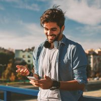 l'homme tient le téléphone à la main et rit