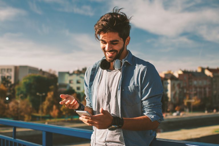 l'homme tient le téléphone à la main et rit