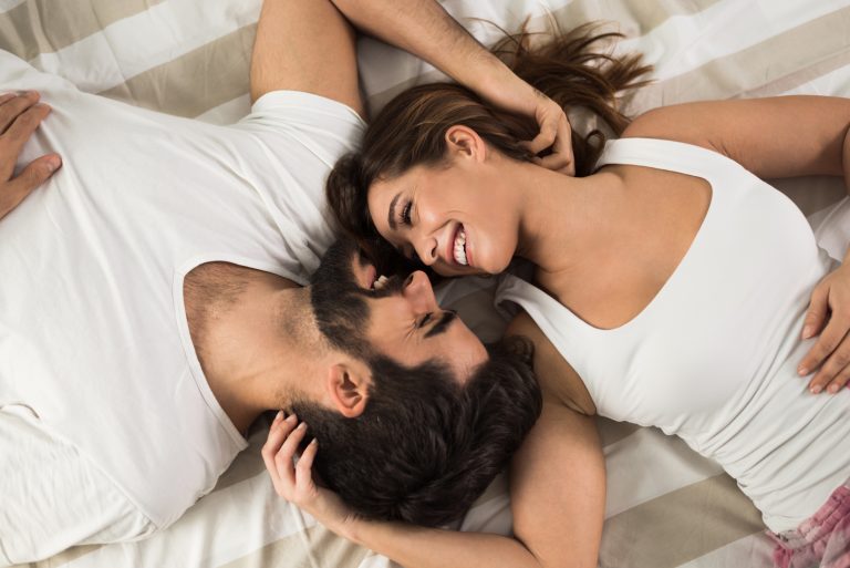 l'homme et la femme sont embrassés