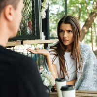 un homme et une femme parlent