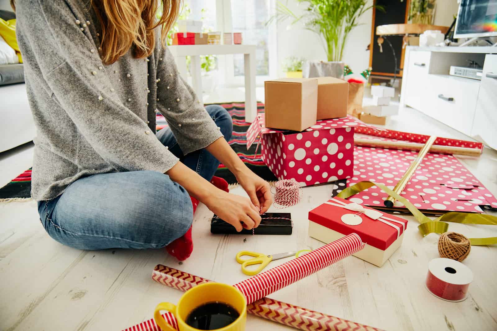 Femme préparant des cadeaux pour la famille et les amis