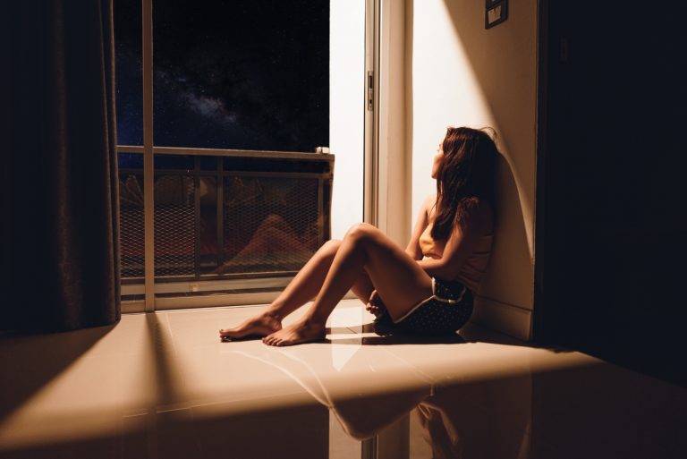 la femme est assise sur le sol