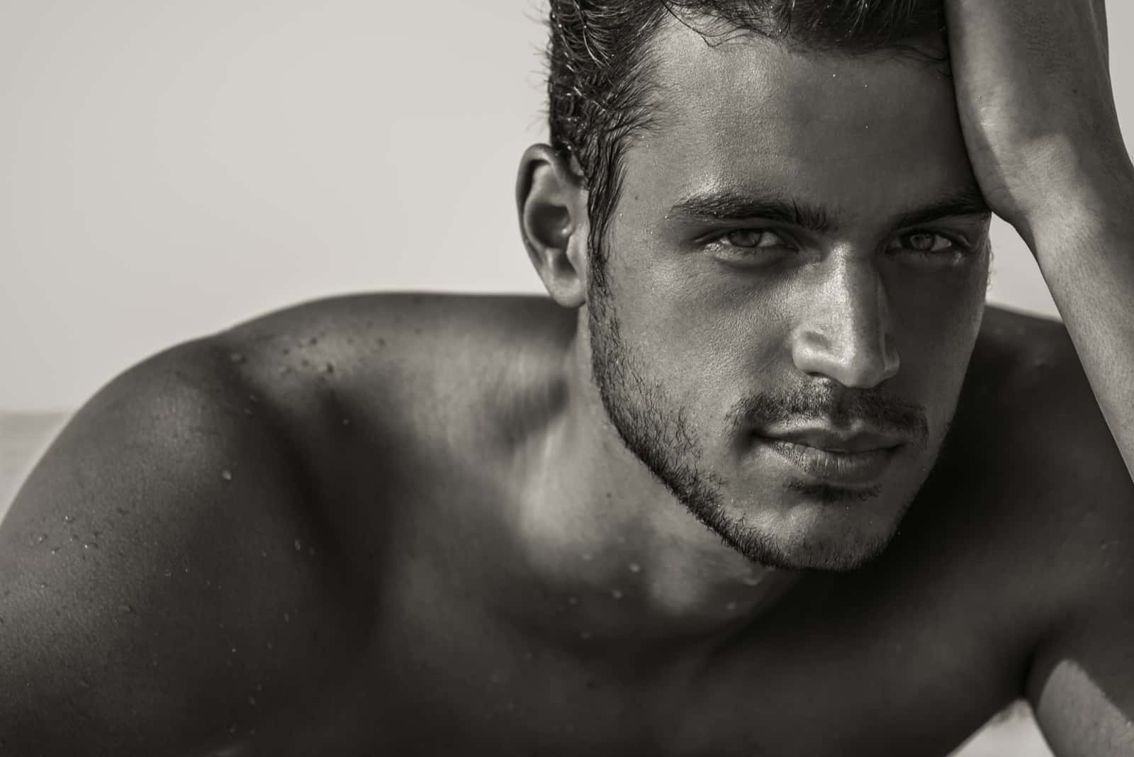 l'homme se lève