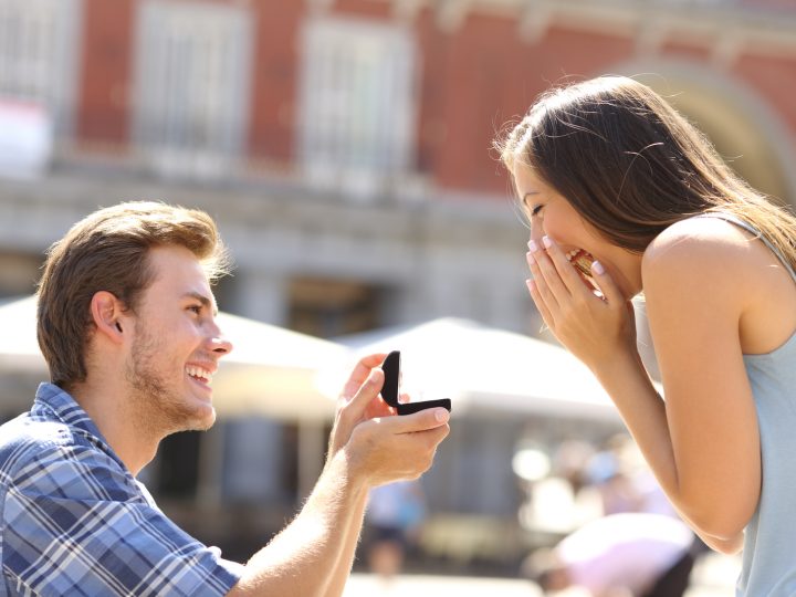 Elle Passa Tout Le Jour Des Fiançailles