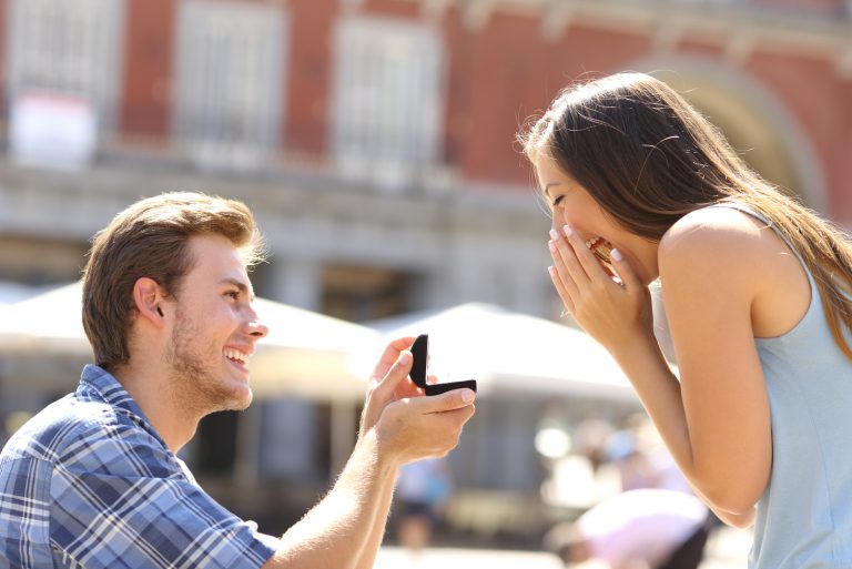 homme proposant à sa petite amie