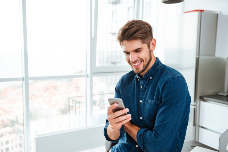 l'homme rit et touche le téléphone