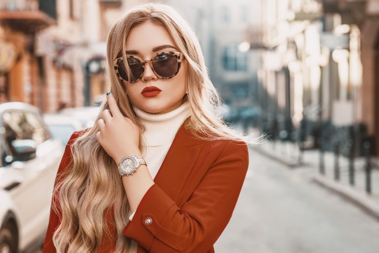 une femme aux longs cheveux bruns avec des lunettes