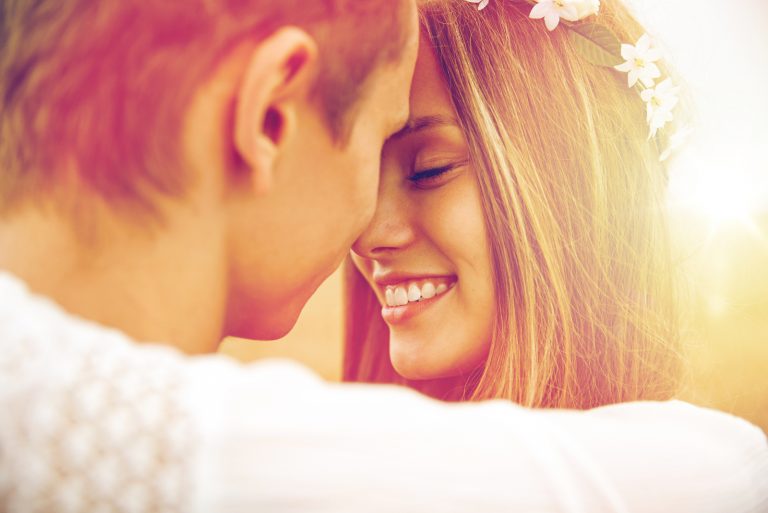 heureux, souriant, jeune couple, étreindre