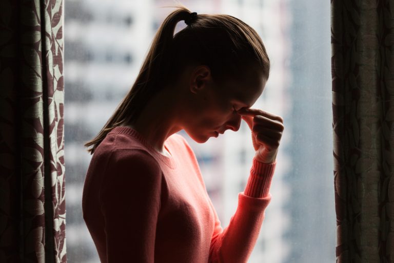 une jeune fille stressée