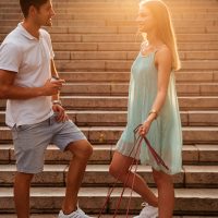 un homme et une femme se tiennent dans les escaliers et parlent