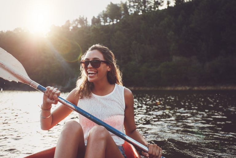 la femme est assise dans le bateau et rit