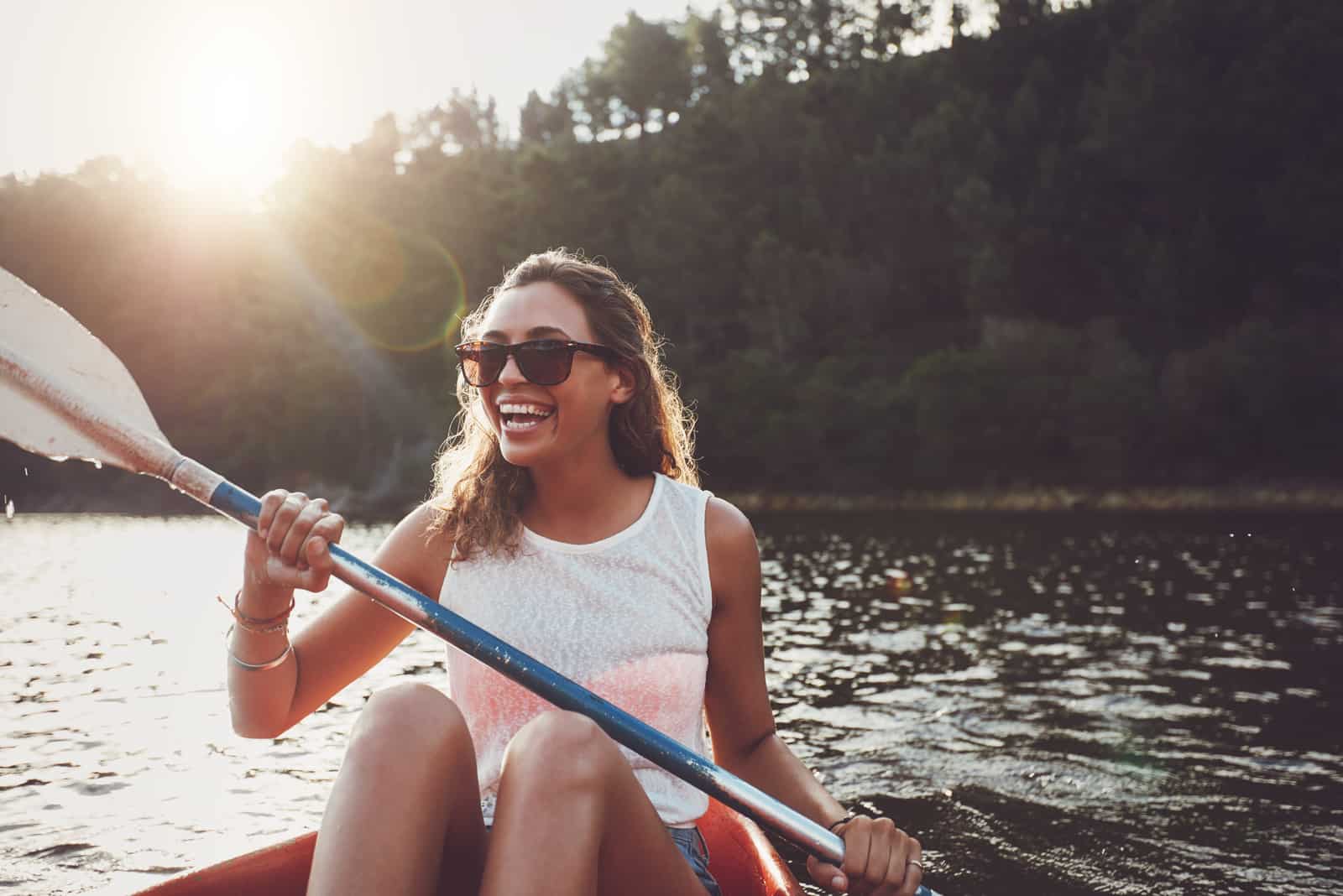la femme est assise dans le bateau et rit