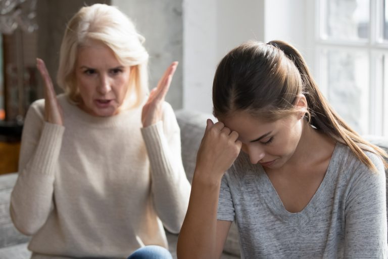 une mère se disputant avec sa fille