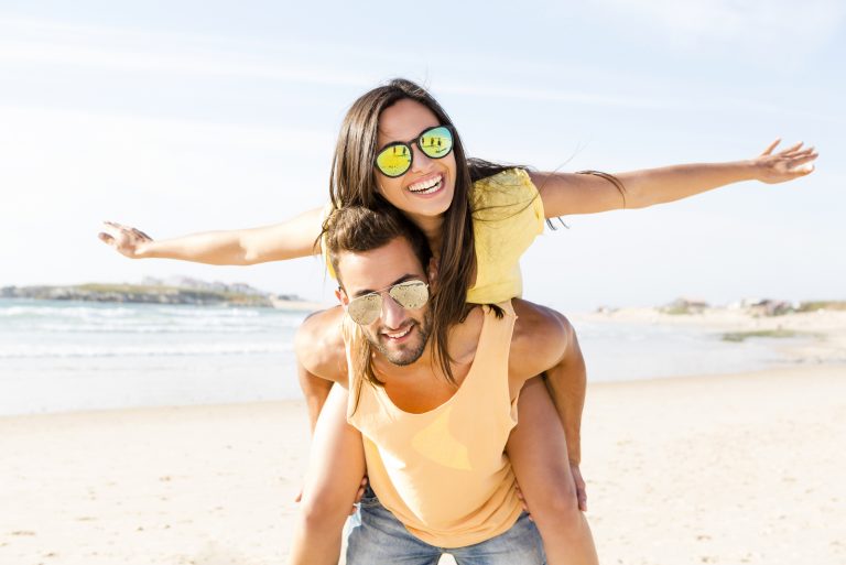 un homme porte une femme et rit