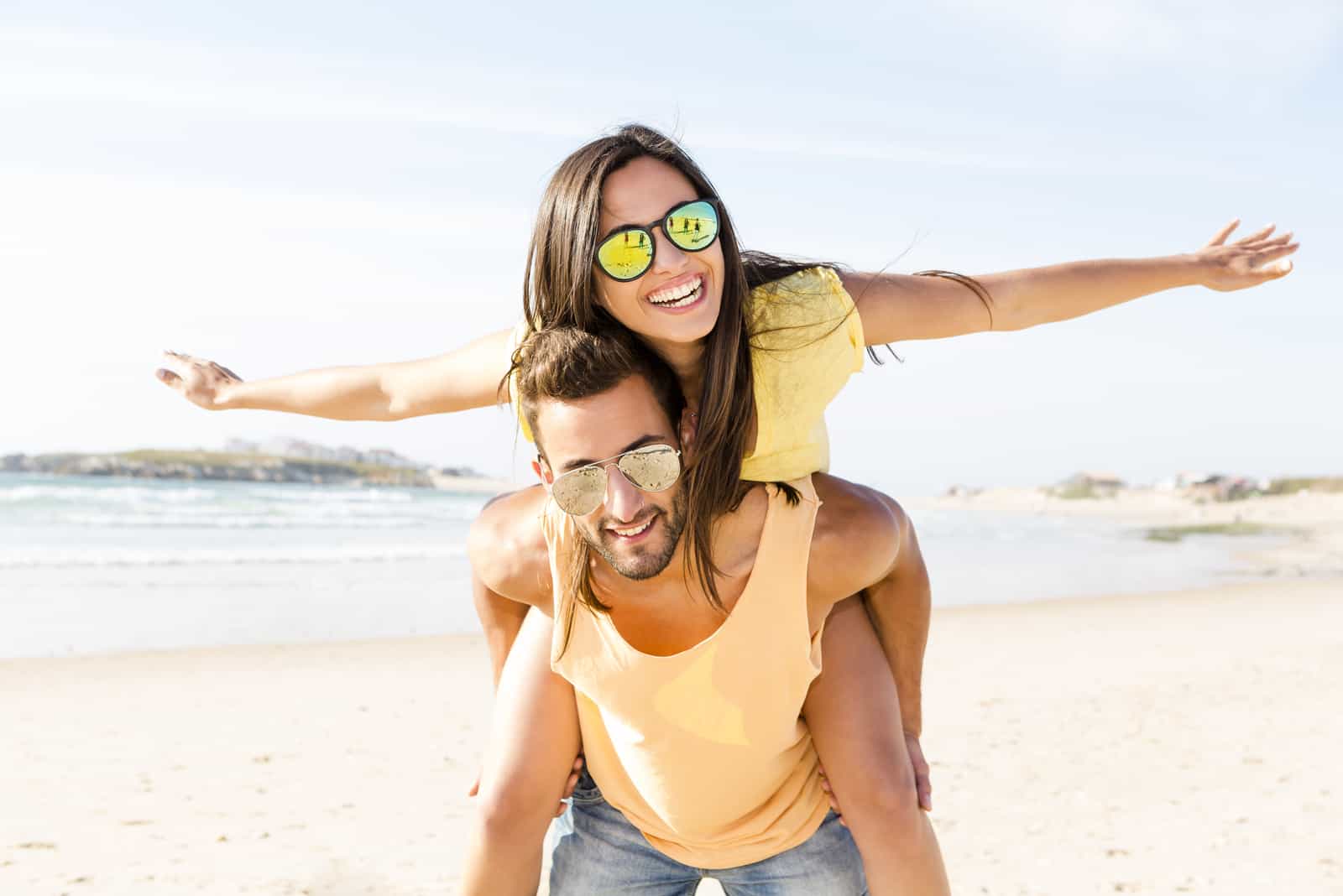 un homme porte une femme et rit