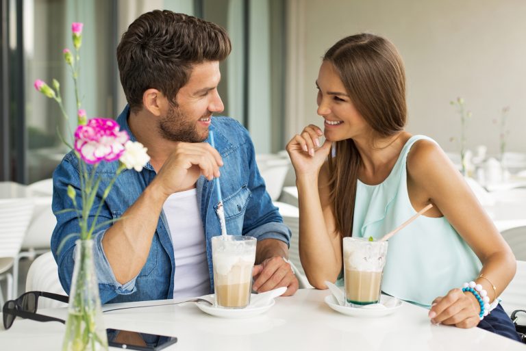 l'homme et la femme s'assoient et rient